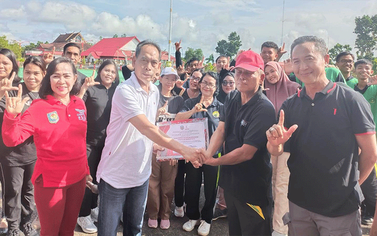 Gelar Senam Berasama Pegiat Literasi, Dispursip Mura Terima Penghargaan