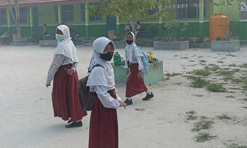 Siswa salah satu sekolah di Kotim memakai masker di tengah kabut asap akibat karhutla, Senin, 2 Oktober 2023.