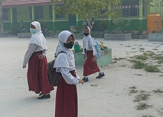 Siswa salah satu sekolah di Kotim memakai masker di tengah kabut asap akibat karhutla, Senin, 2 Oktober 2023.