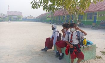 Suasana SDN 4 Sawahan yang memulangkan siswanya karena kondisi kabut asap, Sabtu 2 Oktober 2023.