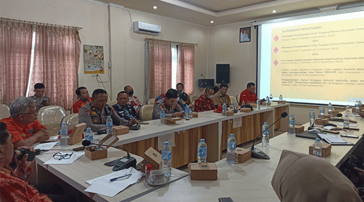 Suasana rapat evaluasi perpanjangan Status Tanggap Darurat Karhutla Kotim 2023 di Gedung Pusdalops BPBD Kotim, Senin, 2 Oktober 2023.