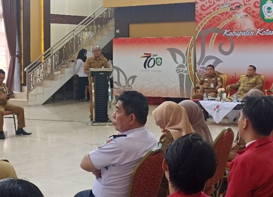 Suasana saat Kepala Disperdagin Kotim, Zulhaidir memberi sambutan pada launching aplikasi Si EDI di Rujab Bupati Kotim, Senin 30 Oktober 2023.