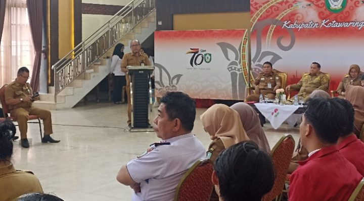 Suasana saat Kepala Disperdagin Kotim, Zulhaidir memberi sambutan pada launching aplikasi Si EDI di Rujab Bupati Kotim, Senin 30 Oktober 2023.