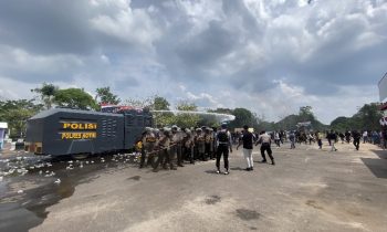 Suasana saat personel Polres Kotim membubarkan massa yang berdemo anarkis dalam sebuah simulasi, Selasa, 17 Oktober 2023.