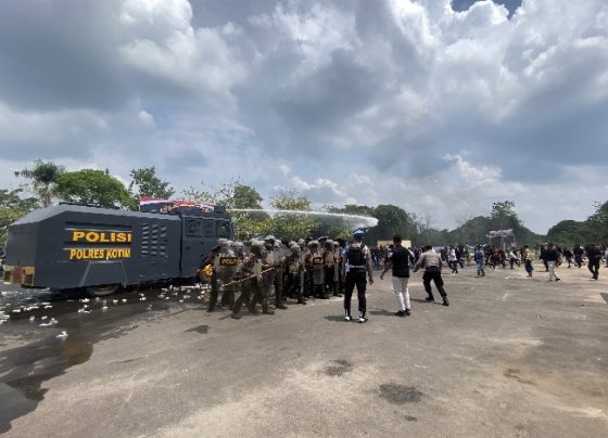Suasana saat personel Polres Kotim membubarkan massa yang berdemo anarkis dalam sebuah simulasi, Selasa, 17 Oktober 2023.