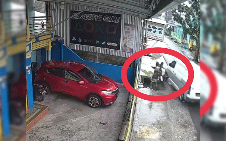 Setelah Menabrak Pengendara Motor, Sopir Mobil Langsung Melarikan Diri