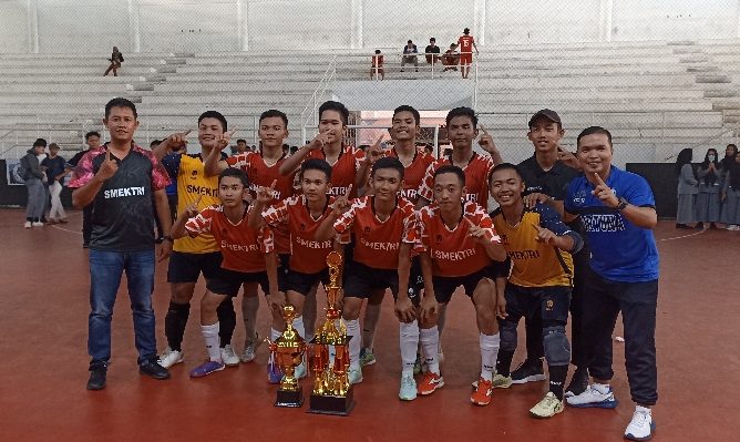 Tim futsal SMKN 3 Sampit meraih juara 1 Lomba Futsal HUT ke 40 SMAN 2 Sampit di Lapangan Futsal Stadion 29 Nopember, Sampit, Rabu 25 Oktober 2023