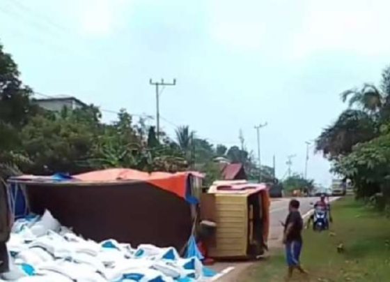 Truk bermuatan pakan ayam terguling, ratusan sak pakan berhamburan di Jalan Tjilik Riwut KM 78, Desa Bukit Raya, Cempaga Hulu, Jumat 6 Oktober 2023.