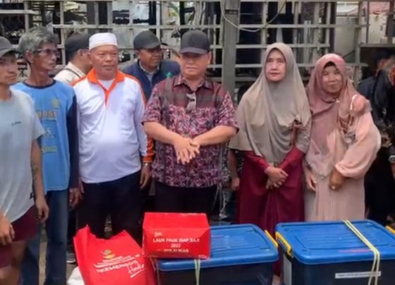 Warga korban kebakaran di Samuda menerima bantuan dari Bupati Kotim, Halikonnor, Minggu 15 Oktober 2023.