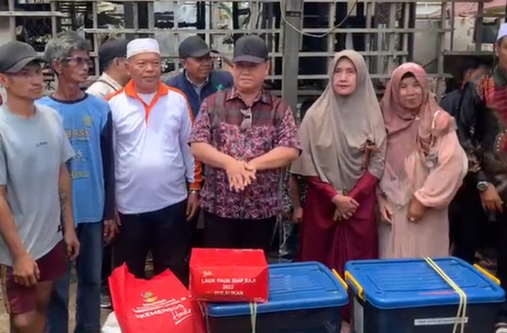 Warga Korban Kebakaran di Samuda Menerima Bantuan dari Halikinnor 