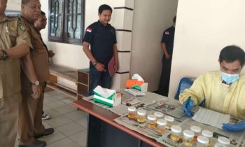 79 Pegawai Disdik Kotim menjalani tes urin bebas narkoba, Senin 27 November 2023.