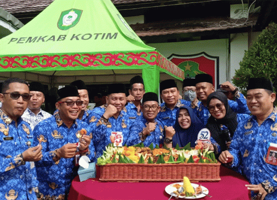 ASN menikmati nasi Tumpeng bersama setelah selesai upacara Hut Korpri, PGRI dan hari Guru Nasional, di halaman kantor bupati, Rabu, 26 November 2023.