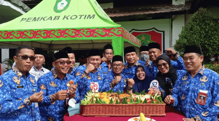 ASN menikmati nasi Tumpeng bersama setelah selesai upacara Hut Korpri, PGRI dan hari Guru Nasional, di halaman kantor bupati, Rabu, 26 November 2023.