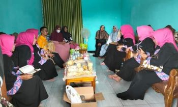 Anggota DPRD Kota Palangka Raya, Norhaini berdiskusi dengan para pelaku UMKM.