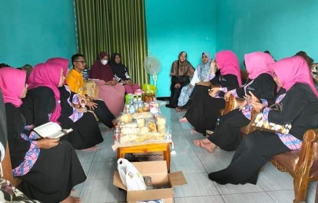 Anggota DPRD Kota Palangka Raya, Norhaini berdiskusi dengan para pelaku UMKM.