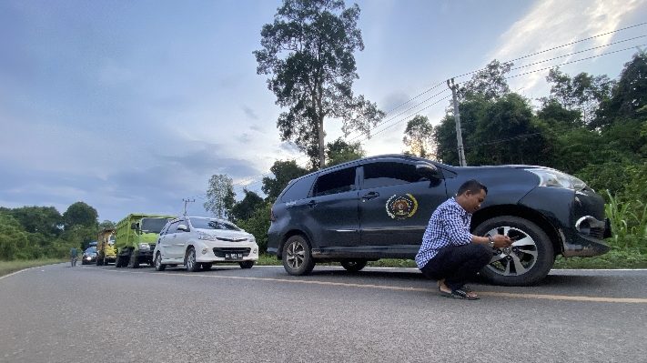 Antrean kendaraan roda empat di Jalan Trans Kalimantan atau Jalan Tjilik Riwut Kabupaten Katingan, Sabtu, 18 November 2023.