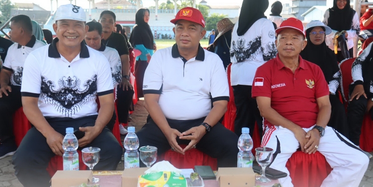 Asisten Administrasi Umum Lepas Peserta Gerak Jalan Indah PGRI Seruyan