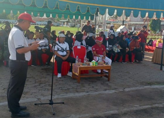 Asisten Administrasi Umum Setda Seruyan, Sugian Noor mewakili Pj Bupati Seruyan memberikan arahan pada Gerak Jalan Indah PGRI Kabupaten Seruyan