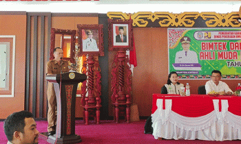 Asisten III Murung Raya Batara menyampaikan sambutan pada bimbingan teknis dan sertifikasi ahli muda K3 konstruksi di aula Cahai Ondhui Tingang, Selasa 28 November 2023.