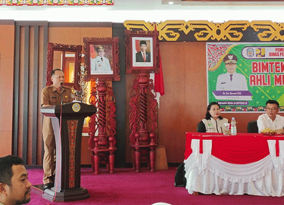 Asisten III Murung Raya Batara menyampaikan sambutan pada bimbingan teknis dan sertifikasi ahli muda K3 konstruksi di aula Cahai Ondhui Tingang, Selasa 28 November 2023.