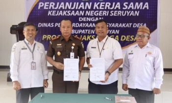 Asisten Pemerintahan dan Kesejahteraan Rakyat Setda Seruyan, Agus Suharto  menyaksikan penandatanganan MoU antara Kejari Seruyan dan DPMD Seruyan