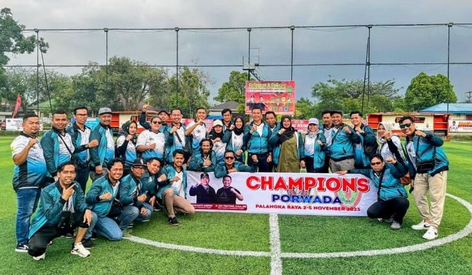 Atlet PWI Kotim berfoto bersama saat pembukaan Porwada Kalteng2023  di Lapangan Mini Soccer R88 Palangka Raya, Jumat sore, 3 November 2023.