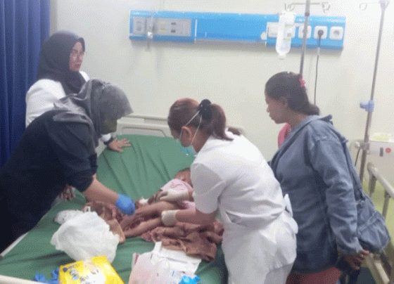 Bocah malang yang ditelantarkan orangtuanya tengah bermain bersama petugas media RSUD Dr. Murdjani Sampit.