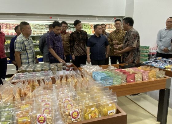 Bupati Kabupaten Kotim Halikinnor saat berbincang dengan Direktur dan Manager Fresh Mentaya Supermarket, Minggu, 5 November 2023