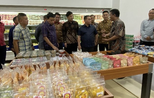 Bupati Kabupaten Kotim Halikinnor saat berbincang dengan Direktur dan Manager Fresh Mentaya Supermarket, Minggu, 5 November 2023