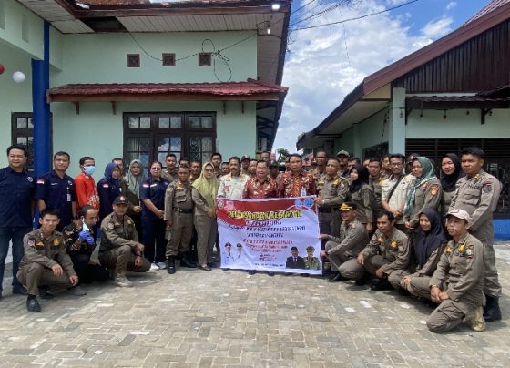 Bupati Kotim Halikinnor bersama dengan Sekda Kotim Fajrurrahman saat befoto beeesama dengan anggota Satpol PP.