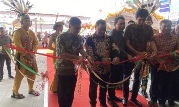 Bupati Kotim Halikinnor dan Sekda Kotimbm Fajrurrahman saat memotong pita tanda diresmikannya KJ Mega Store, Sabtu, 25 November 2023.