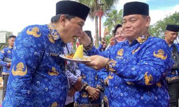 Bupati Kotim Halikinnor di dampingi saat menyuapkan nasi tumpeng kepada Ketua Korpri Kotim Fajrurahman, Rabu, 29 November 2023