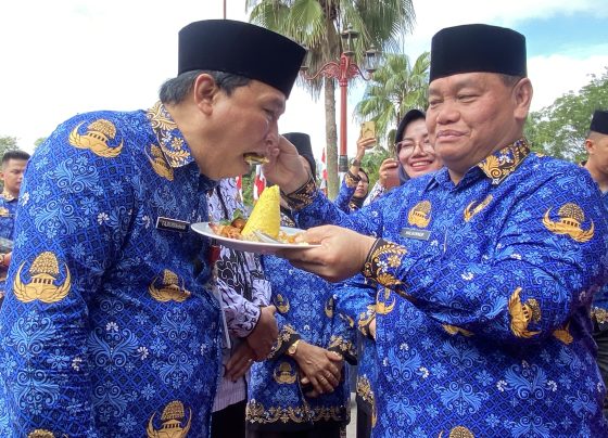 Bupati Kotim Halikinnor di dampingi saat menyuapkan nasi tumpeng kepada Ketua Korpri Kotim Fajrurahman, Rabu, 29 November 2023