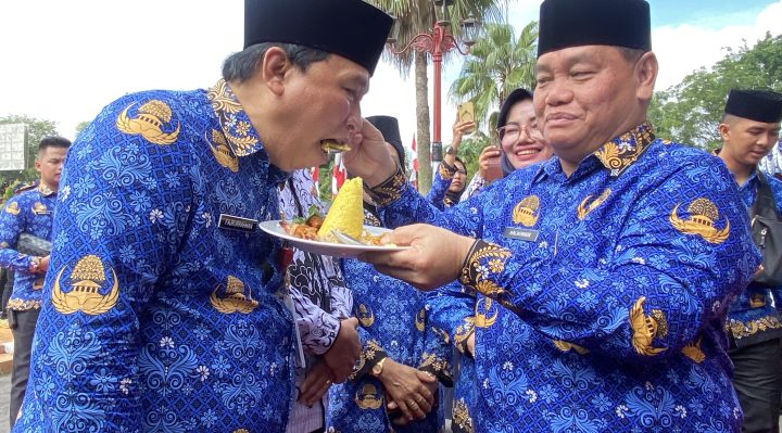 Bupati Kotim Halikinnor di dampingi saat menyuapkan nasi tumpeng kepada Ketua Korpri Kotim Fajrurahman, Rabu, 29 November 2023