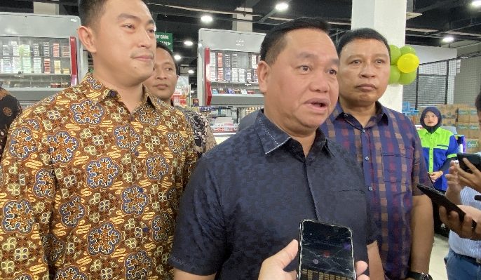 Bupati Kotim Halikinnor didampingi Sekretaris Daerah Fajjurahman saat di wawancarai awak media.