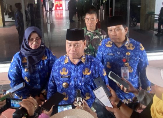 Bupati Kotim Halikinnor didampingi Wakul Bupati Kotim Irawati dan Sekda Kotim Fajrurrahman saat diwawancarai awak media.