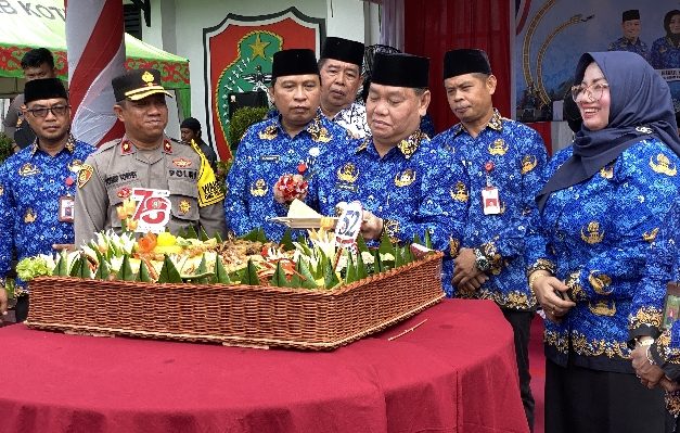 Bupati Kotim Halikinnor didampingi jajaran saat potong tumpeng di halaman kantor Bupati Kotim, Rabu, 29 November 2023.