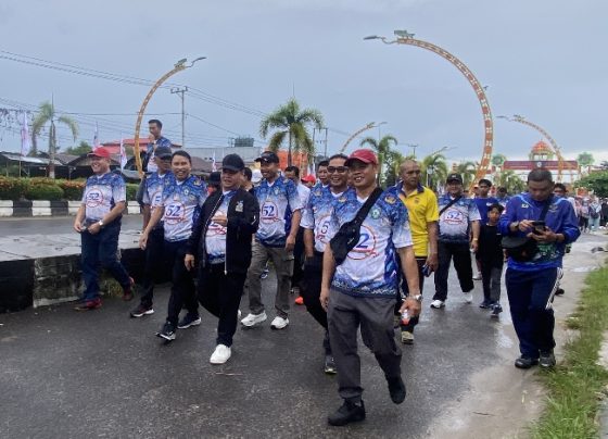 Bupati Kotim Halikinnor didampingi seluruh jajaran saat jalan sehat bersama di jalan Tjilik Riwut atau depan Stadion 29 Nopember Sampit.