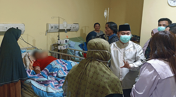 Bupati Kotim, Halikinnor menjenguk anak anak terjangkit kasus DBD di RSUD Dr. Murjani Sampit, Jumat, 11 November 2023.