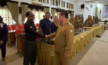 Bupati Kotim Halikinnor saat berjabat tangan dengan perwakilan perusahaan, pada saat kegiatan di Bapelidbangda Kotim, Selasa, 28 November 2023