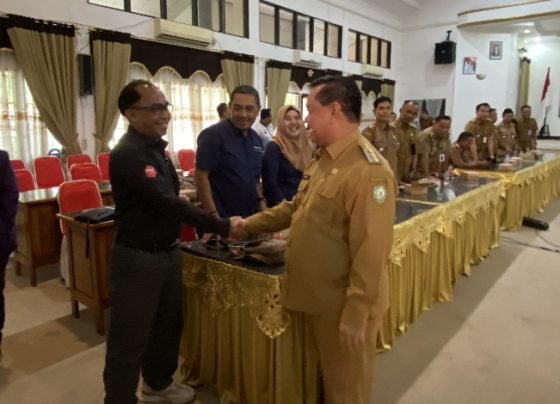 Bupati Kotim Halikinnor saat berjabat tangan dengan perwakilan perusahaan, pada saat kegiatan di Bapelidbangda Kotim, Selasa, 28 November 2023