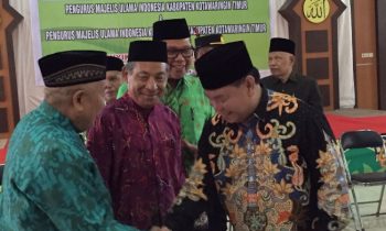 Bupati Kotim Halikinnor saat bersalaman dengan Pengurus MUI Kabupaten di Islamic Centre, Sabtu, 25 November 2023.