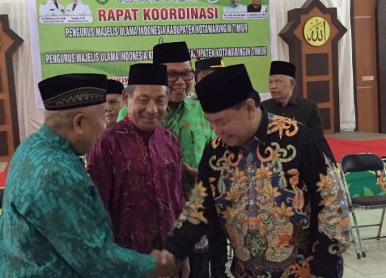 Bupati Kotim Halikinnor saat bersalaman dengan Pengurus MUI Kabupaten di Islamic Centre, Sabtu, 25 November 2023.