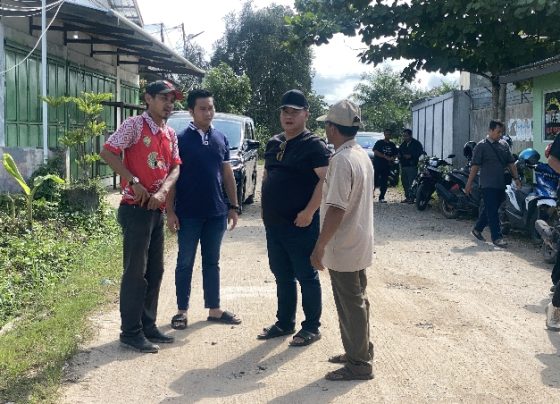 Bupati Kotim Halikinnor saat meninjau Jalan SPG Kecamatan Mentawa Baru Ketapang Jumat, 24 November 2023