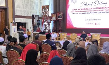 Bupati Kotim Halikinnor saat menyambut kedatangan Kafilah Kabupaten Kotim di rumah jabatan bupati, Sabtu, 25 November 2023.