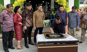 Bupati Kotim Halikinnor saat meresmikan Fresh Mentaya Supermarket, Minggu, 5 November 2023.