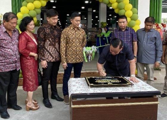 Bupati Kotim Halikinnor saat meresmikan Fresh Mentaya Supermarket, Minggu, 5 November 2023.