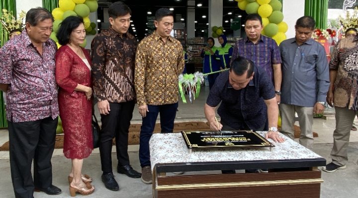 Bupati Kotim Halikinnor saat meresmikan Fresh Mentaya Supermarket, Minggu, 5 November 2023.