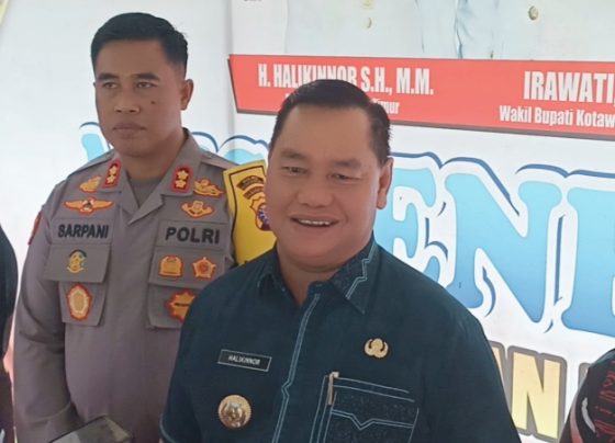 Bupati Kotim sekaligus Korwil Apkasi Kalteng, Halikinnor kanan.