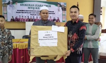 Camat MB Ketapang Eddy Hidayat saat menyerahkan binus dan hadiah untuk juara 1 MTQ di Parenggean lalu.